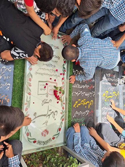 فریاد مرگ بر آمریکا دانش آموزان کنار مرقد سردار سلیمانی