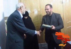 حسنعلی امیری معاون پارلمانی رئیس جمهور و مسئولین کرمانشاه، با دو خانواده ایثارگر دیدار کردند. حسنعلی امیری معاون پارلمانی رئیس جمهور و مسئولین کرمانشاه، با دو خانواده ایثارگر دیدار کردند.