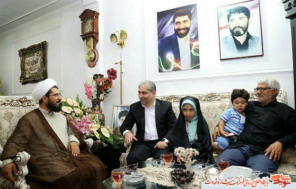 گزارش تصویری دیدار استاندار آذربایجان شرقی با خانواده شهید منا جلالی گزارش تصویری دیدار استاندار آذربایجان شرقی با خانواده شهید منا جلالی