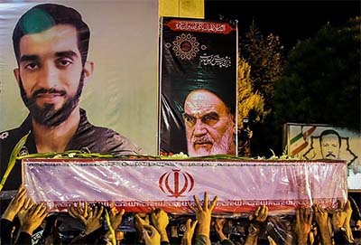 استقبال شاعران از پیکر پاک سردار سربلند: «یک کربلا شکوه به چشمت نهفته است» استقبال شاعران از پیکر پاک سردار سربلند: «یک کربلا شکوه به چشمت نهفته است»