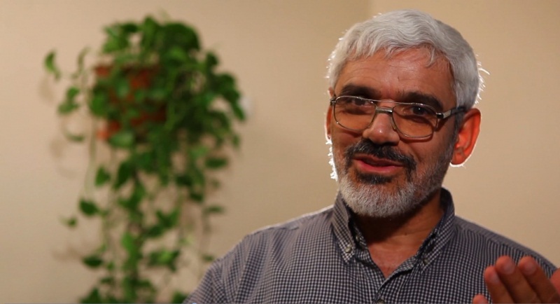 محسن وزوایی از اولین کسانی بود که وارد سفارت شد محسن وزوایی از اولین کسانی بود که وارد سفارت شد