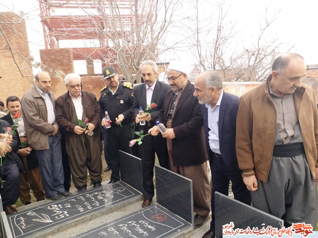 مزار شهدای سردشت غبارروبی و گلباران شد مزار شهدای سردشت غبارروبی و گلباران شد