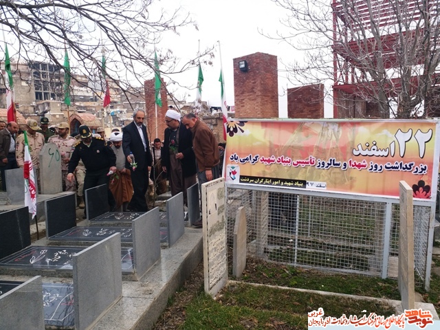 مزار شهدای سردشت غبارروبی و گلباران شد مزار شهدای سردشت غبارروبی و گلباران شد