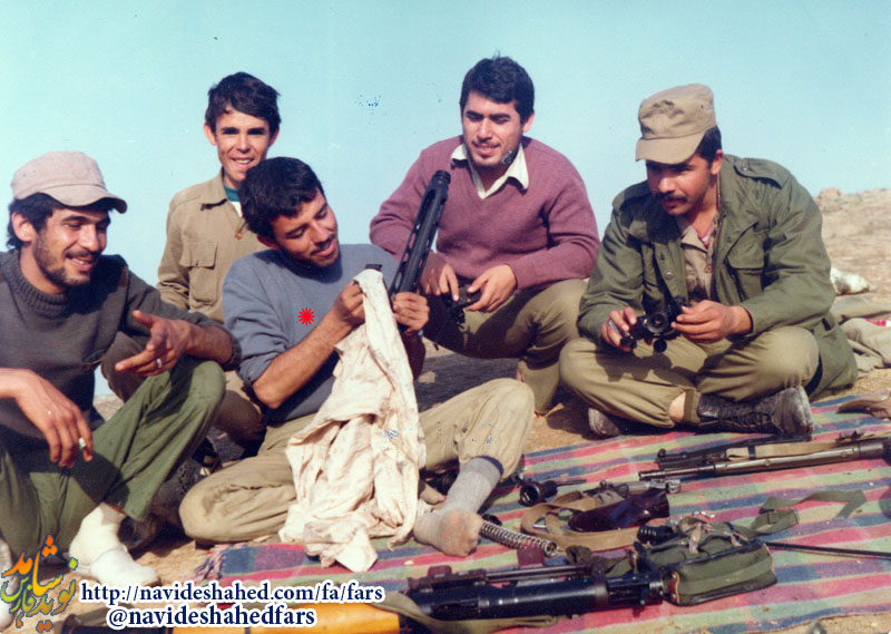 او در همه حال لبخند برلبانش جاری بود او در همه حال لبخند برلبانش جاری بود