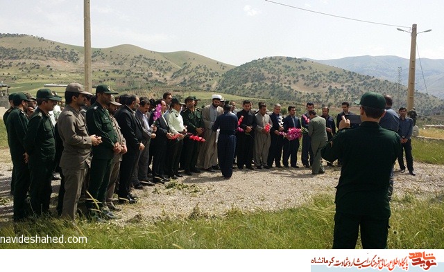 مراسم گلباران مزار شهدای شهرستان ثلاث بابا جانی برگزار شد مراسم گلباران مزار شهدای شهرستان ثلاث بابا جانی برگزار شد