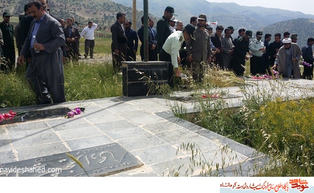 مراسم گلباران مزار شهدای شهرستان ثلاث بابا جانی برگزار شد مراسم گلباران مزار شهدای شهرستان ثلاث بابا جانی برگزار شد