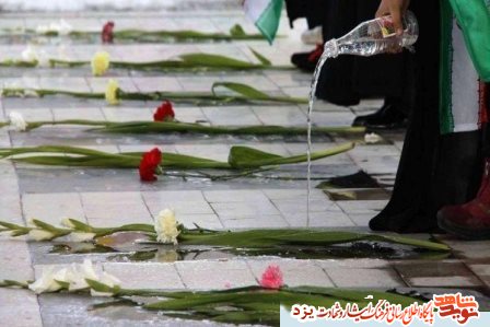 گلباران و عطرافشانی قبور شهدا در یزد گلباران و عطرافشانی قبور شهدا در یزد