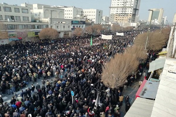 همراه با کاروان بدرقه سردار دلها/ پیکر سرباز وطن در آغوش میهن اسلامی همراه با کاروان بدرقه سردار دلها/ پیکر سرباز وطن در آغوش میهن اسلامی