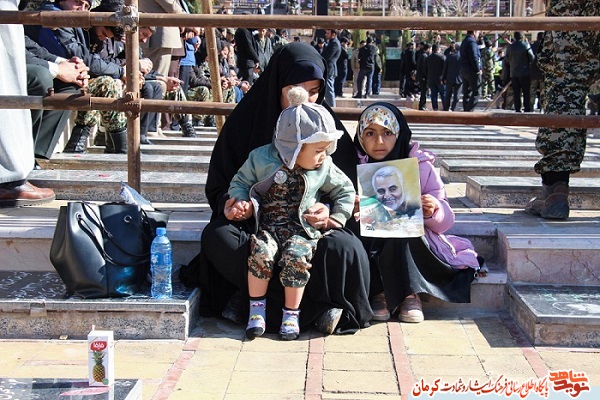 تصویر/ حضور خانواده شهید مدافع حرم «غلامرضا لنگری زاده» در گلزار شهدای کرمان تصویر/ حضور خانواده شهید مدافع حرم «غلامرضا لنگری زاده» در گلزار شهدای کرمان