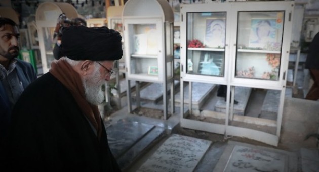 حضور رهبر معظم انقلاب در گلزار شهدای بهشت زهرا(س) حضور رهبر معظم انقلاب در گلزار شهدای بهشت زهرا(س)