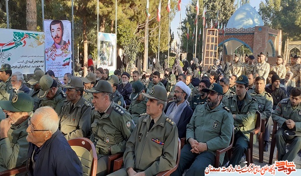 به مناسبت دهه مبارک فجر گلزار شهدای شاهرود گلباران شد به مناسبت دهه مبارک فجر گلزار شهدای شاهرود گلباران شد