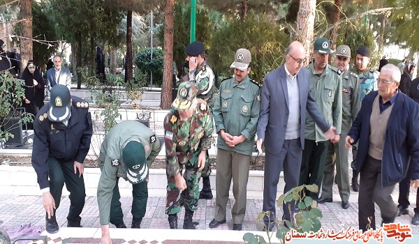 به مناسبت دهه مبارک فجر گلزار شهدای شاهرود گلباران شد به مناسبت دهه مبارک فجر گلزار شهدای شاهرود گلباران شد