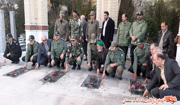 به مناسبت دهه مبارک فجر گلزار شهدای شاهرود گلباران شد به مناسبت دهه مبارک فجر گلزار شهدای شاهرود گلباران شد