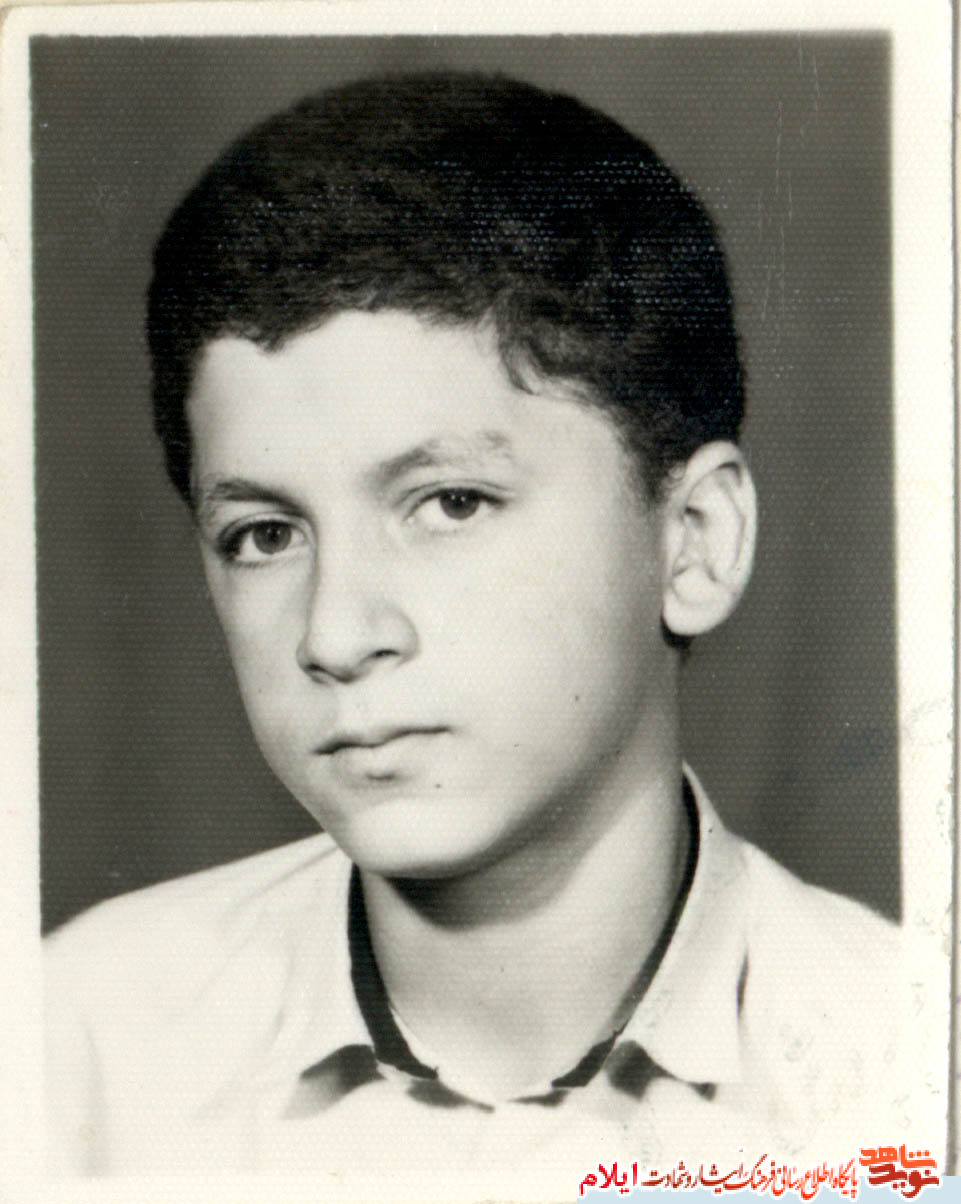دانش آموزی که از جنگ نوشت و خود شهید شد دانش آموزی که از جنگ نوشت و خود شهید شد