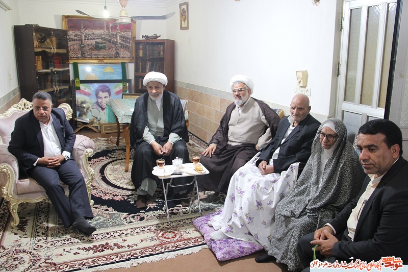 دیدار مدیر کل بنیاد شهید و امور ایثارگران استان هرمزگان به همراه امام جمعه و نماینده ولی فقیه هرمزگان با خانواده شهدا
