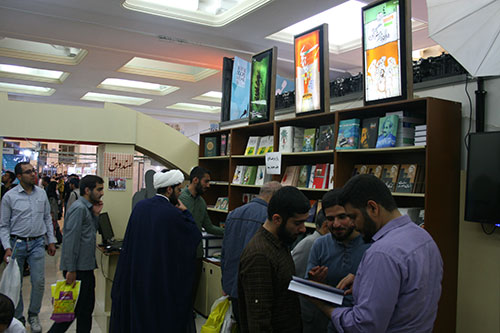 گزارشی از بازدیدکنندگان غرفه نشر شاهد در نمایشگاه کتاب تهران گزارشی از بازدیدکنندگان غرفه نشر شاهد در نمایشگاه کتاب تهران