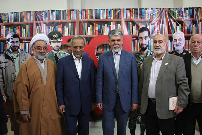 وزیر فرهنگ و ارشاد اسلامی و معاون اقتصادی رییس جمهور از غرفه نشر شاهد بازدید کردند / تاکید بر نگاه جامعه شناسانه وصایای شهیدان وزیر فرهنگ و ارشاد اسلامی و معاون اقتصادی رییس جمهور از غرفه نشر شاهد بازدید کردند / تاکید بر نگاه جامعه شناسانه وصایای شهیدان