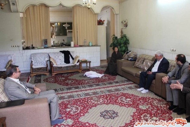 مدیرکل اسناد و انتشارات بنیاد شهید با خانواده شهیدان جهانگیری دیدار کرد مدیرکل اسناد و انتشارات بنیاد شهید با خانواده شهیدان جهانگیری دیدار کرد