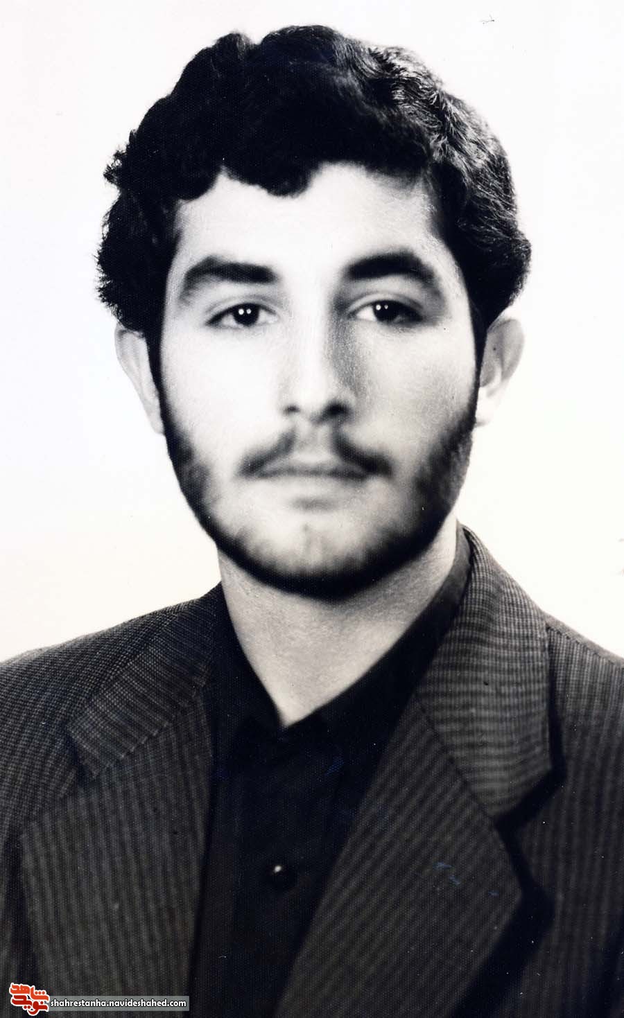 در چهره اش عشق به جبهه موج می زد. در چهره اش عشق به جبهه موج می زد.