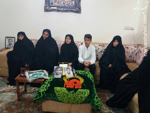 پرچم متبرّک حرم رضوی در بیت شهید مدافع حرم «سعید انصاری» پرچم متبرّک حرم رضوی در بیت شهید مدافع حرم «سعید انصاری»