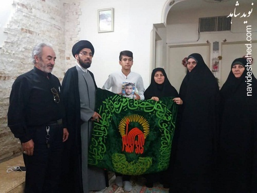 پرچم متبرّک حرم رضوی در بیت شهید مدافع حرم «سعید انصاری» پرچم متبرّک حرم رضوی در بیت شهید مدافع حرم «سعید انصاری»