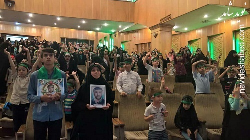 پرچم متبرّک حرم رضوی در بیت شهید مدافع حرم «سعید انصاری» پرچم متبرّک حرم رضوی در بیت شهید مدافع حرم «سعید انصاری»