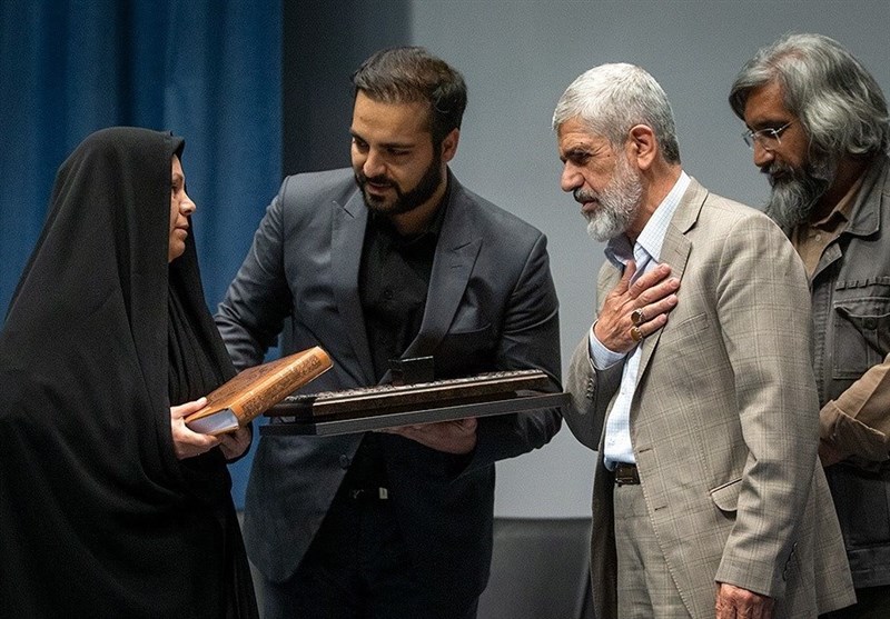 هدیه ارزشمند رهبر انقلاب به خانواده شهید افغانستانی هدیه ارزشمند رهبر انقلاب به خانواده شهید افغانستانی