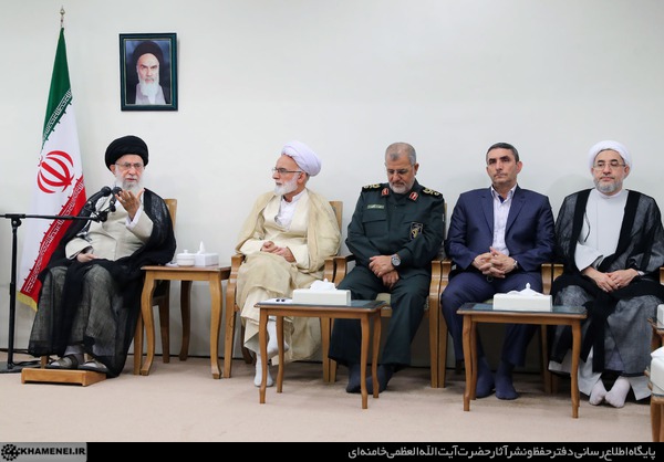 دیدار رهبر معظم انقلاب با دست اندرکاران کنگره ملی نقش امام خمینی و 6 هزارو 200 شهید استان مرکزی دیدار رهبر معظم انقلاب با دست اندرکاران کنگره ملی نقش امام خمینی و 6 هزارو 200 شهید استان مرکزی
