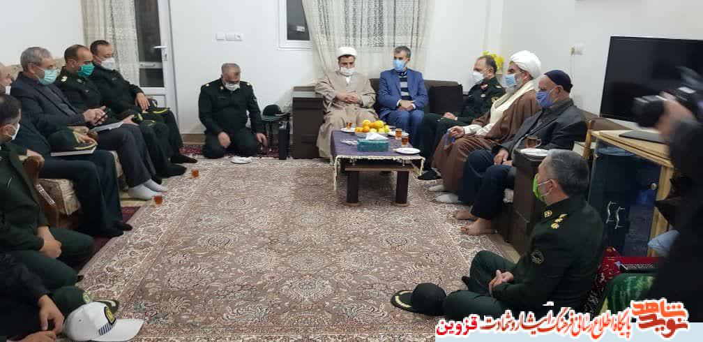 مهمترین هدف در دیدار با خانوادههای شهدا الگوگیری از روحیه ایثار آنهاست مهمترین هدف در دیدار با خانوادههای شهدا الگوگیری از روحیه ایثار آنهاست