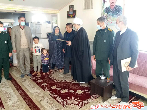 تکریم مادران و همسران شهدا وظیفه همگانی است تکریم مادران و همسران شهدا وظیفه همگانی است