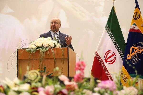 باید همانند شهدا خالصانه و صادقانه برای کشور کار کرد
