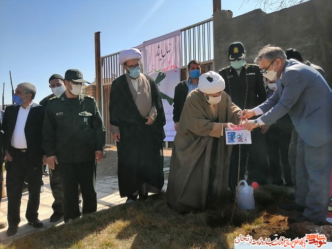 گزارش تصویری/ درختکاری به یاد شهدا در ماهنشان