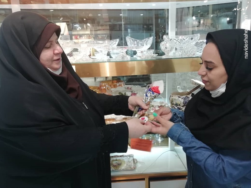 توزیع بسته های فرهنگی با موضوع عفاف و حجاب بین بانوان اهوازی توزیع بسته های فرهنگی با موضوع عفاف و حجاب بین بانوان اهوازی