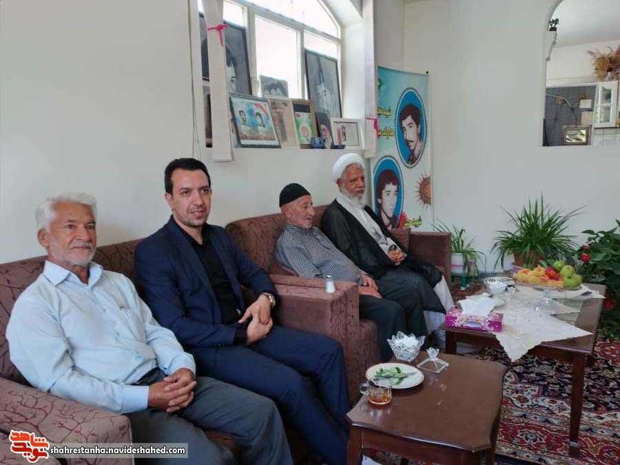 رئیس بنیاد شهید پاکدشت با خانواده شهیدان «حسن و مجتبی هداوندمیرزایی» دیدار کرد رئیس بنیاد شهید پاکدشت با خانواده شهیدان «حسن و مجتبی هداوندمیرزایی» دیدار کرد