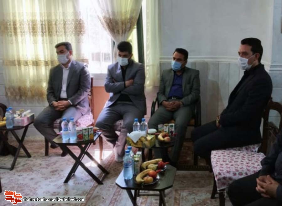 ️معاون استاندار تهران با خانواده شهید سلامت ️معاون استاندار تهران با خانواده شهید سلامت