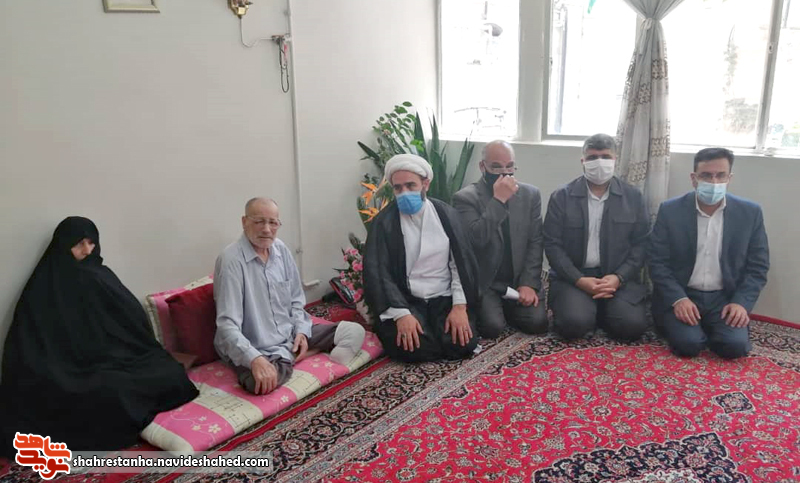 تکریم از خانواده شهدا توسط دانشگاهیان واحد اسلامشهر تکریم از خانواده شهدا توسط دانشگاهیان واحد اسلامشهر