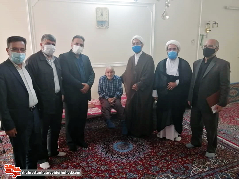 تکریم از خانواده شهدا توسط دانشگاهیان واحد اسلامشهر تکریم از خانواده شهدا توسط دانشگاهیان واحد اسلامشهر