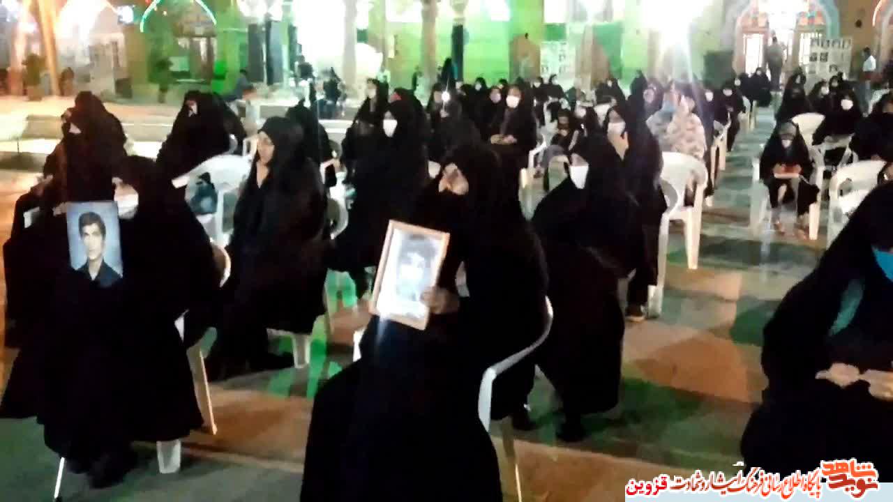 مسئولان از خانوادههای شهدا در یادواره شهدای قزوین تجلیل کردند مسئولان از خانوادههای شهدا در یادواره شهدای قزوین تجلیل کردند
