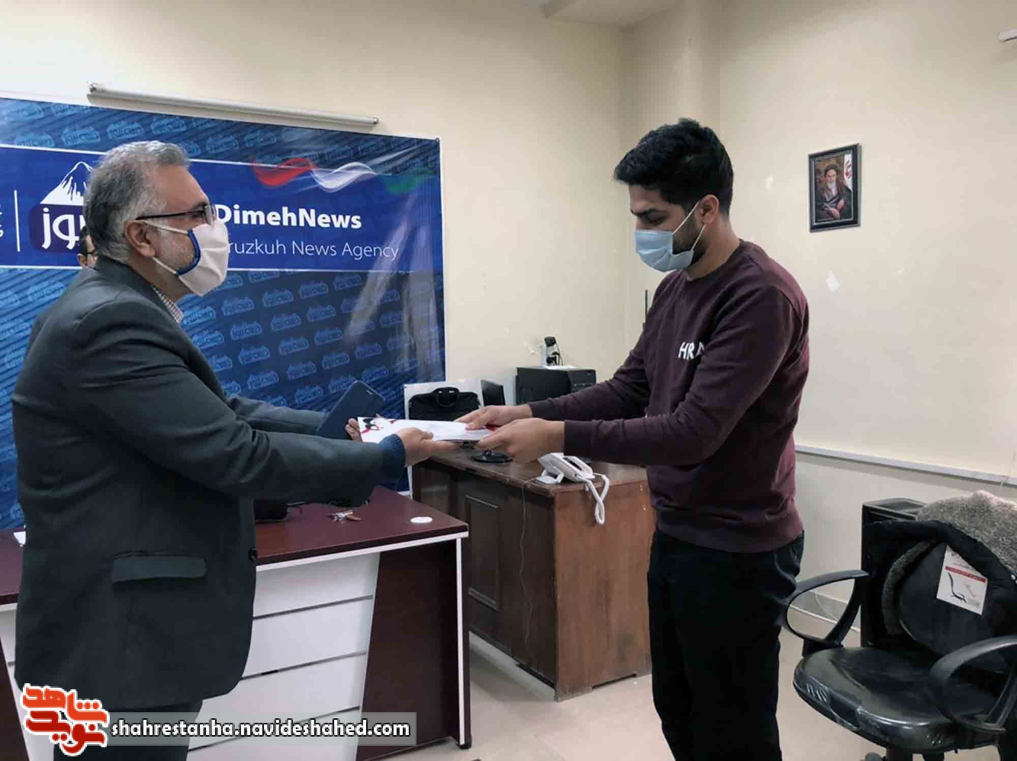 تجلیل از مسئول بسیجی خبرگزاری دیمه نیوز تجلیل از مسئول بسیجی خبرگزاری دیمه نیوز