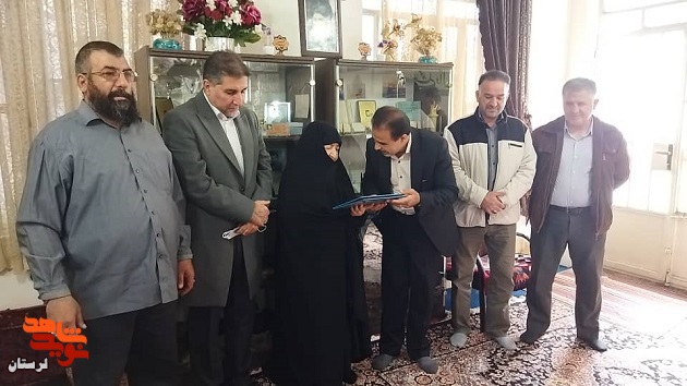 گزارش تصویری/ دیدار مدیرکل بنیاد شهید لرستان با مادر شهیدان «اصغر و رسول زیودار»