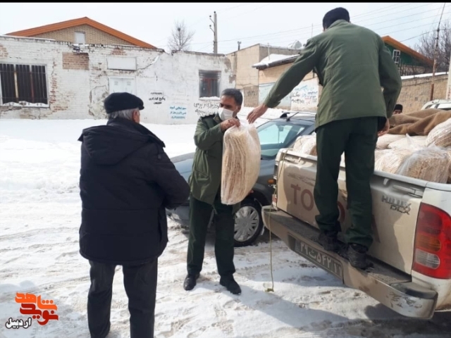 همدلی نیروهای سپاه شهرستان نیربا اهالی روستاهای مناطق صعب العبوروبرف گیر دراستان اردبیل باردیگر ایثار را معنا کرد