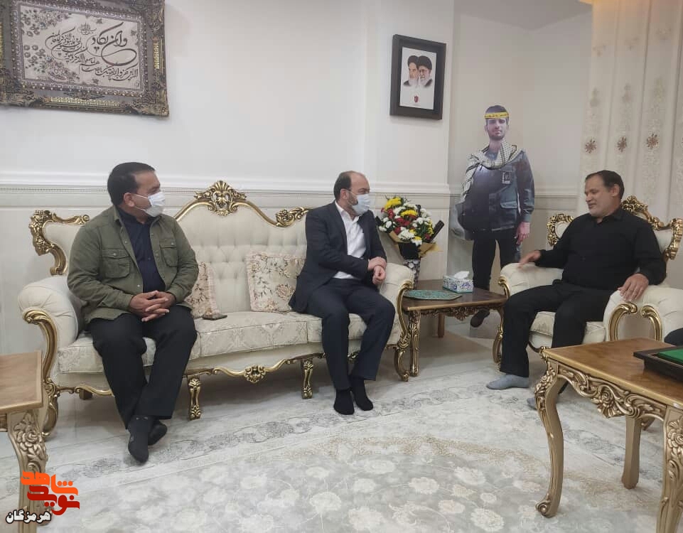 استاندار هرمزگان از خانواده شهید مدافع حرم «خلیل تختی‌نژاد» و جانباز «غلامحسین صفایی» تجلیل کرد