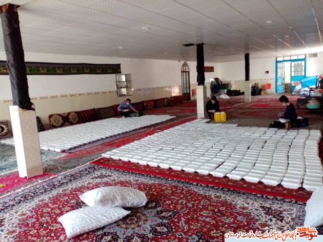 گزارش تصویری/ طبخ و توزیع غذای گرم روزانه در حسینیه شهیدان پاپی