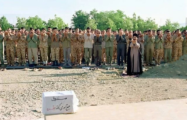 تصویری کمتر دیده شده از نماز عید فطر رزمندگان در جبهه تصویری کمتر دیده شده از نماز عید فطر رزمندگان در جبهه