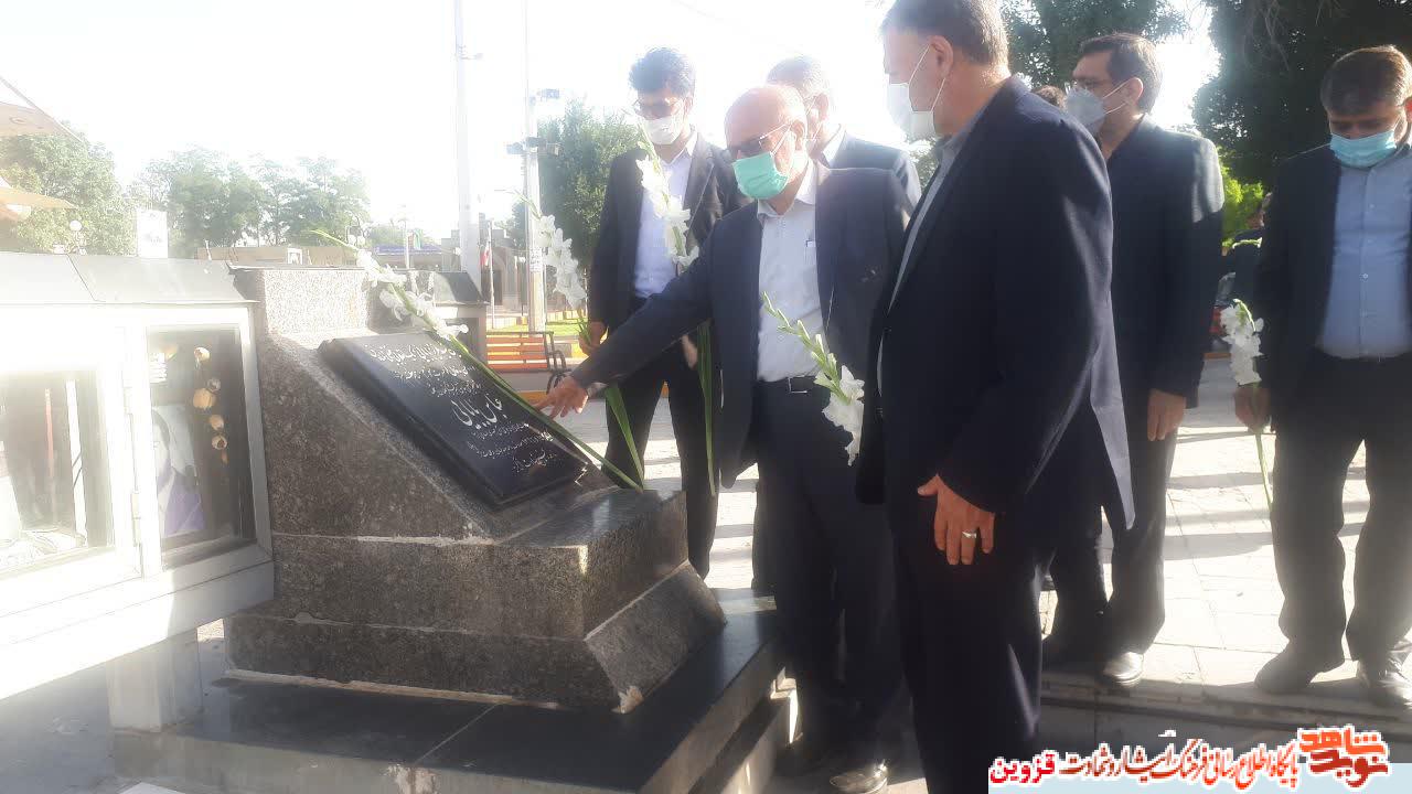 معاون فرهنگی و آموزشی بنیاد به مقام شهدای قزوین ادای احترام کرد معاون فرهنگی و آموزشی بنیاد به مقام شهدای قزوین ادای احترام کرد