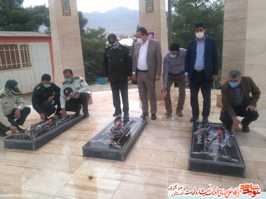 گلباران مزار شهدای گمنام در تفرش به مناسبت سوم خرداد گلباران مزار شهدای گمنام در تفرش به مناسبت سوم خرداد