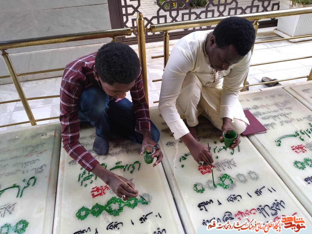 رنگ آمیزی قبور مطهر شهدا در استان قم برگزار شد رنگ آمیزی قبور مطهر شهدا در استان قم برگزار شد