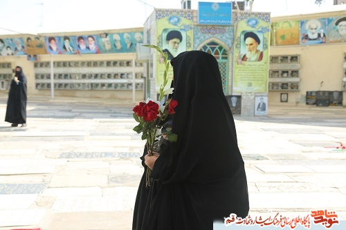 نصب بارکد خوان بر سر مزار شهدای سوم خرداد در قم نصب بارکد خوان بر سر مزار شهدای سوم خرداد در قم