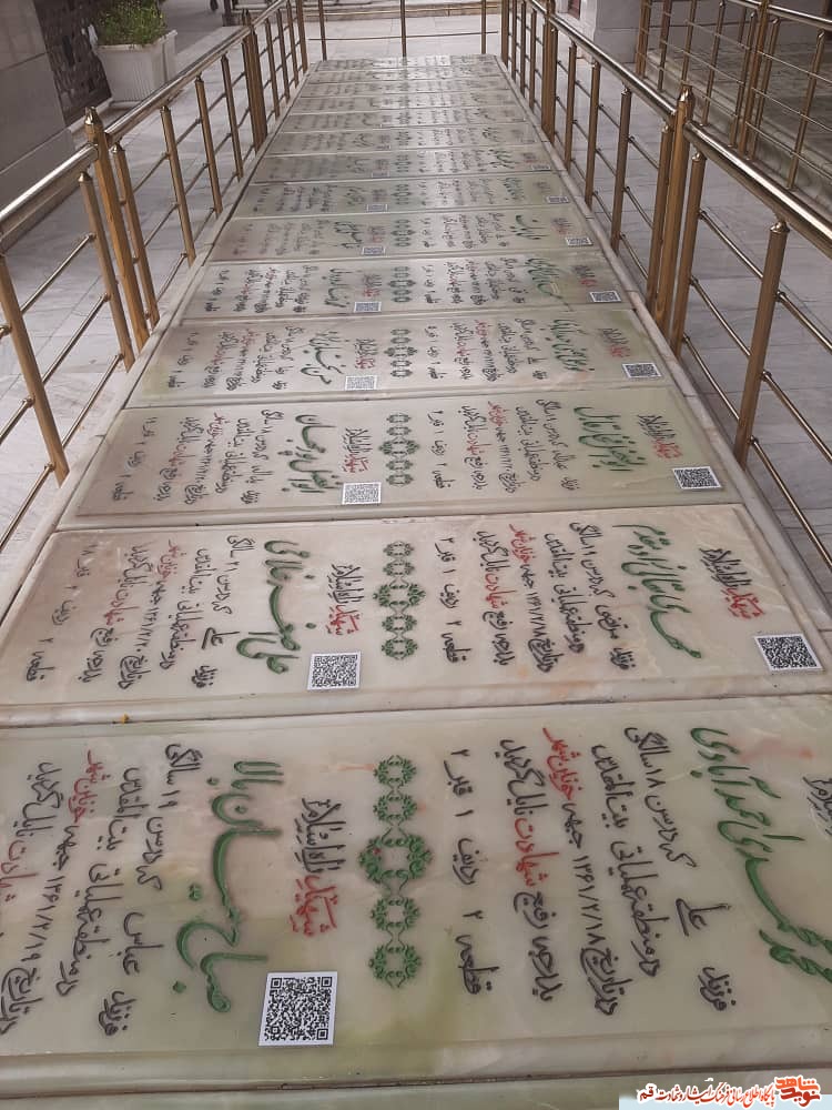 نصب بارکدخوان بر سر مزار شهدای سوم خرداد در قم نصب بارکدخوان بر سر مزار شهدای سوم خرداد در قم