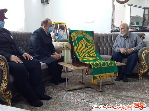 زیر سایه خورشید/ دیدار خادمان امام رضا (ع) با خانواده شهدا